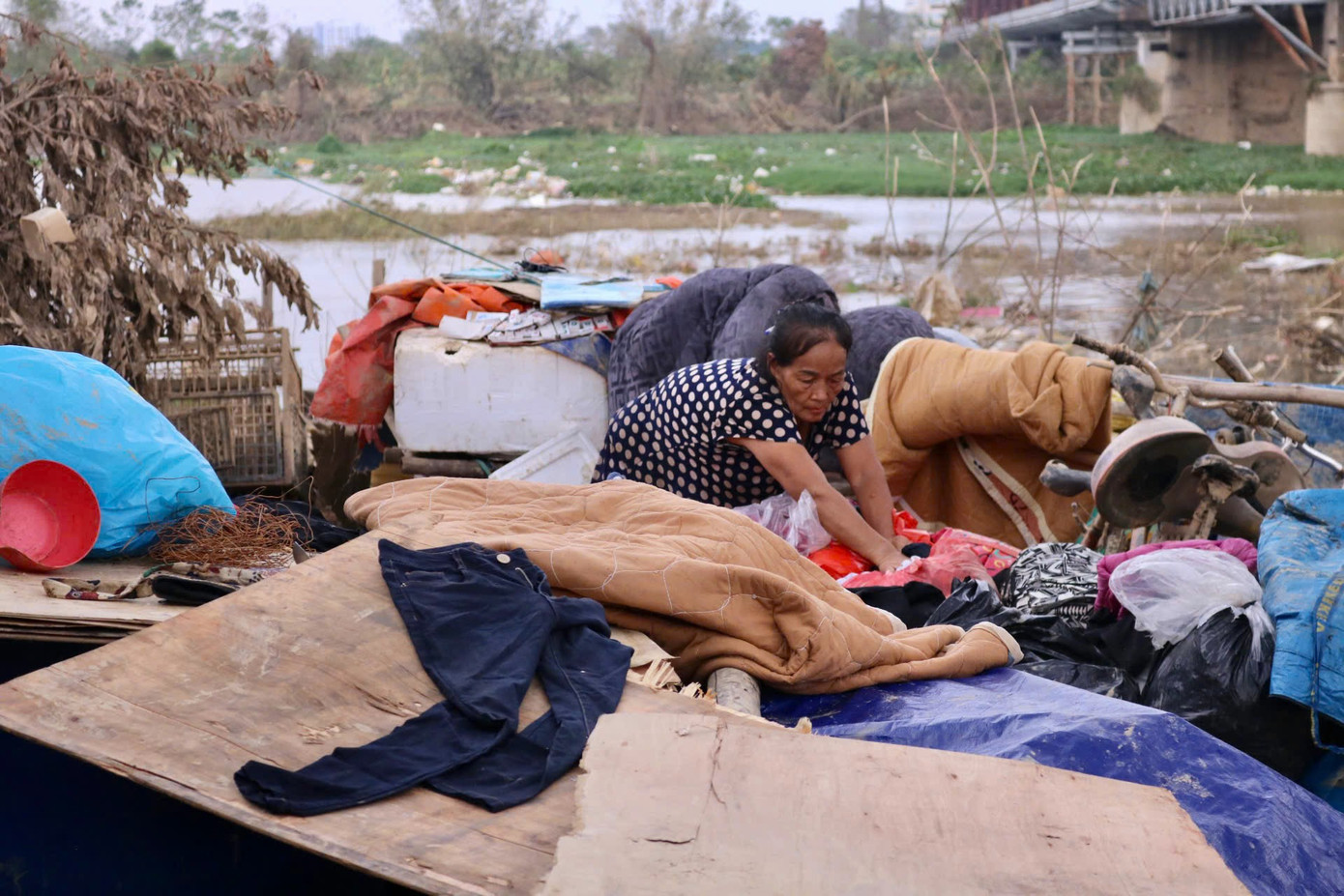 Nắng lên người dân bắt đầu dọn dẹp nhà trọ, đem hết tất cả chăn, màn, quần áo, đồ đạc ra sân để và lau dọn nhà cửa. Nắng lên người dân bắt đầu dọn dẹp nhà trọ, đem hết tất cả chăn, màn, quần áo, đồ đạc ra sân để và lau dọn nhà cửa.