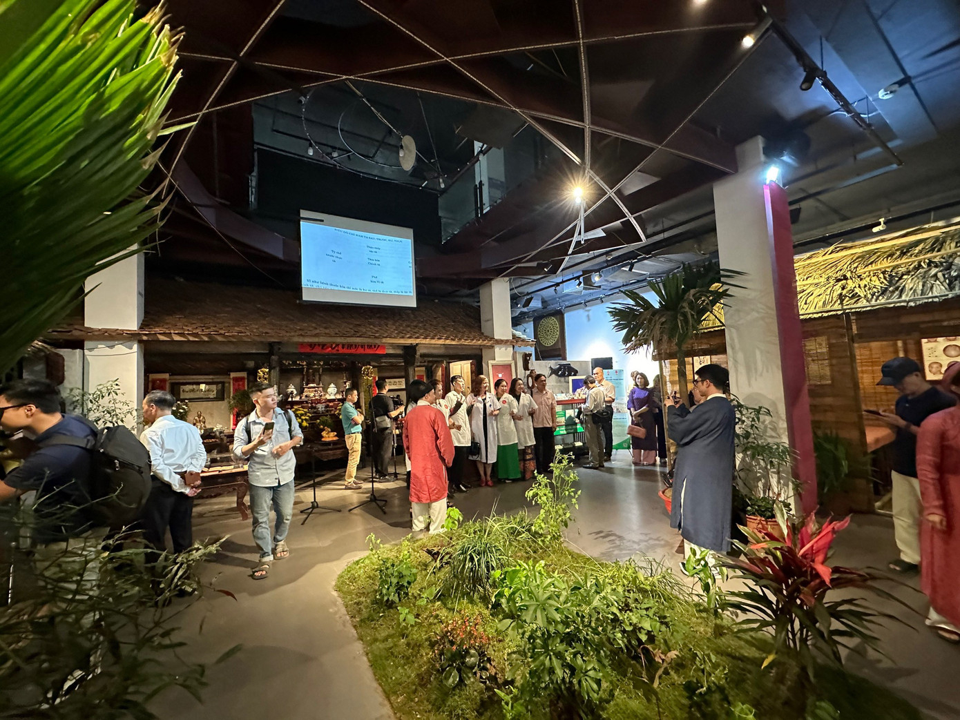 Không gian khai mạc chuỗi hoạt động "Giữ nghề xưa trên phố". Không gian khai mạc chuỗi hoạt động "Giữ nghề xưa trên phố".