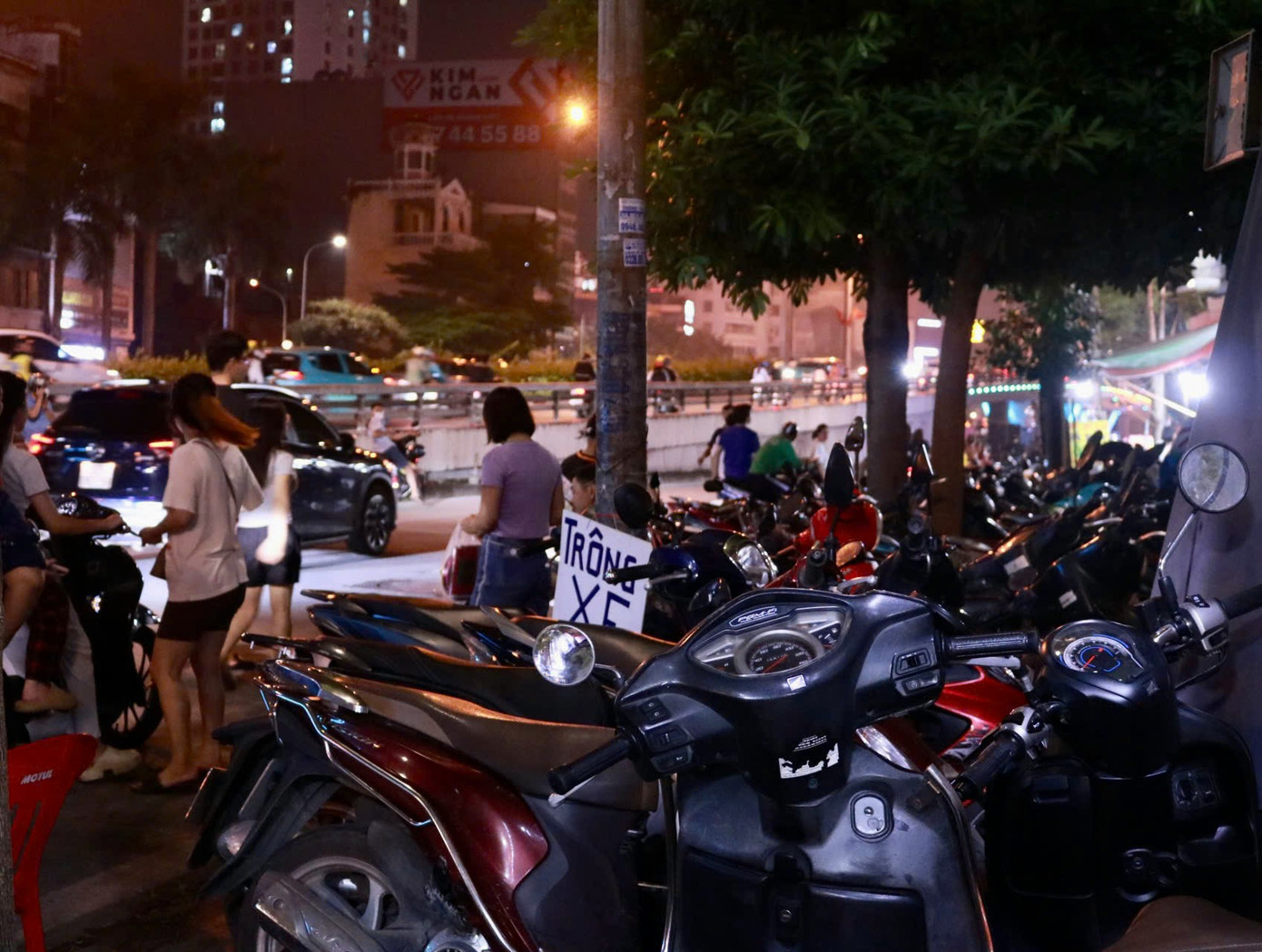 Khu vực để xe bên ngoài chùa chật kín.