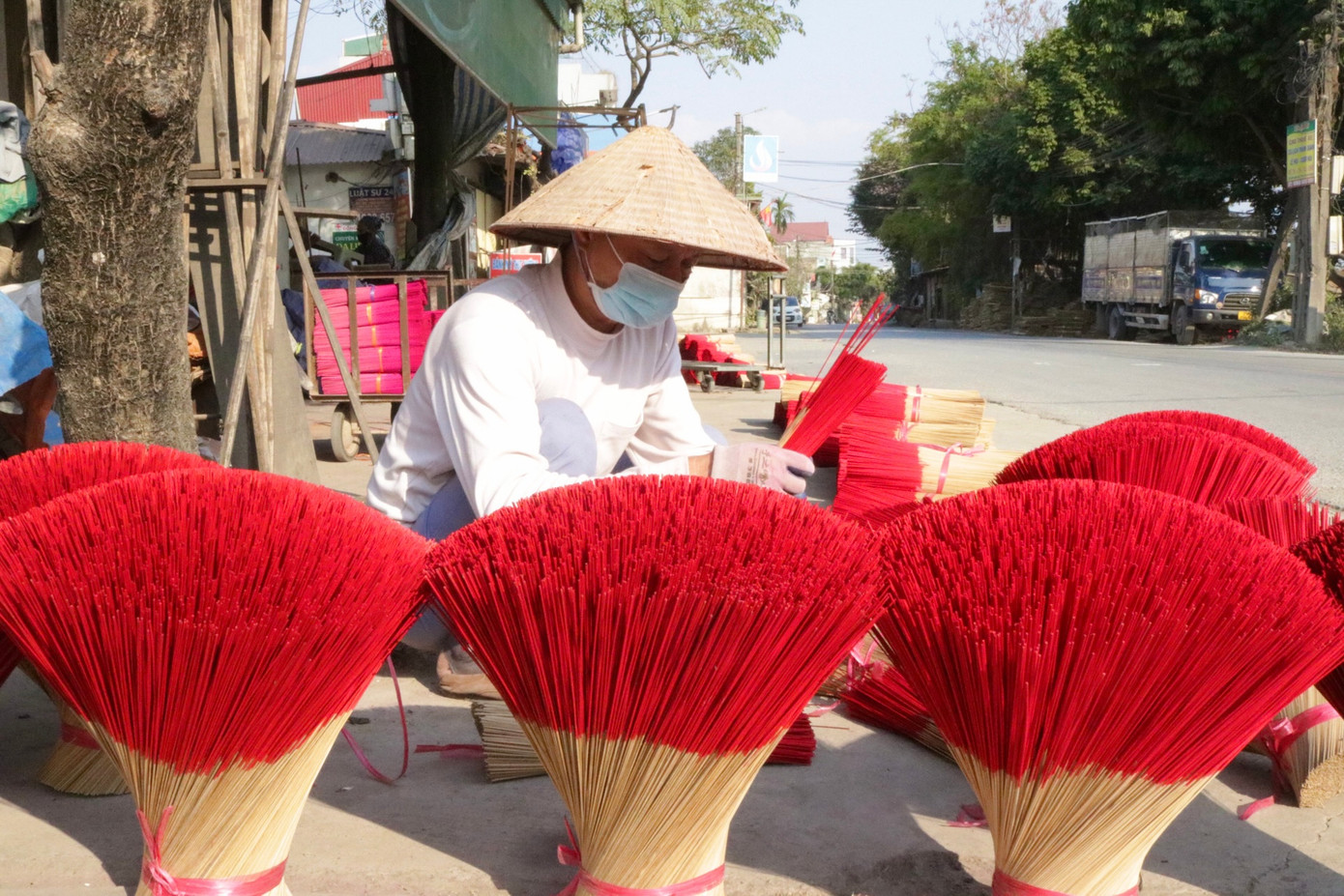 Người dân miệt mài bó và phơi chân hương Người dân miệt mài bó và phơi chân hương