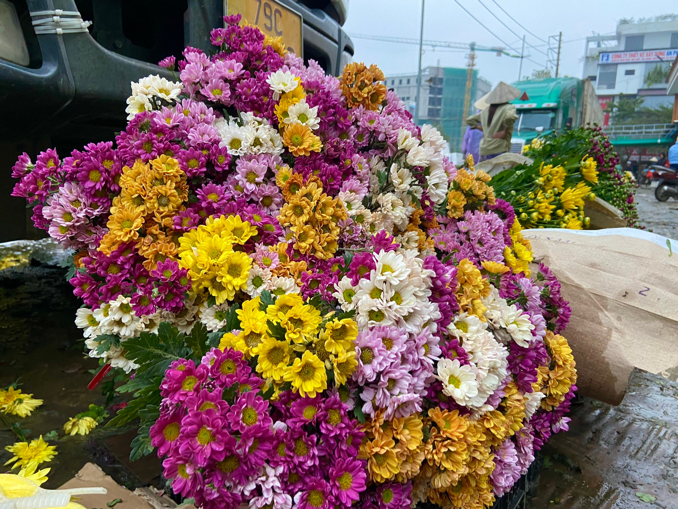 Các tiểu thương cho biết thị trường hoa năm nay có phần ảm đảm hơn những năm trước, tuy nhiên giá hoa không giảm mà có phần nhỉnh hơn một chút so với mọi năm: hoa ly 180.000-200.000 đồng/bó (5 bông), cát tường 180.000 đồng/bó, dơn từ 100.000-200.000 đồng/bó (10 cây), hoa cúc khoảng 4.000-6.000 đồng/cây.