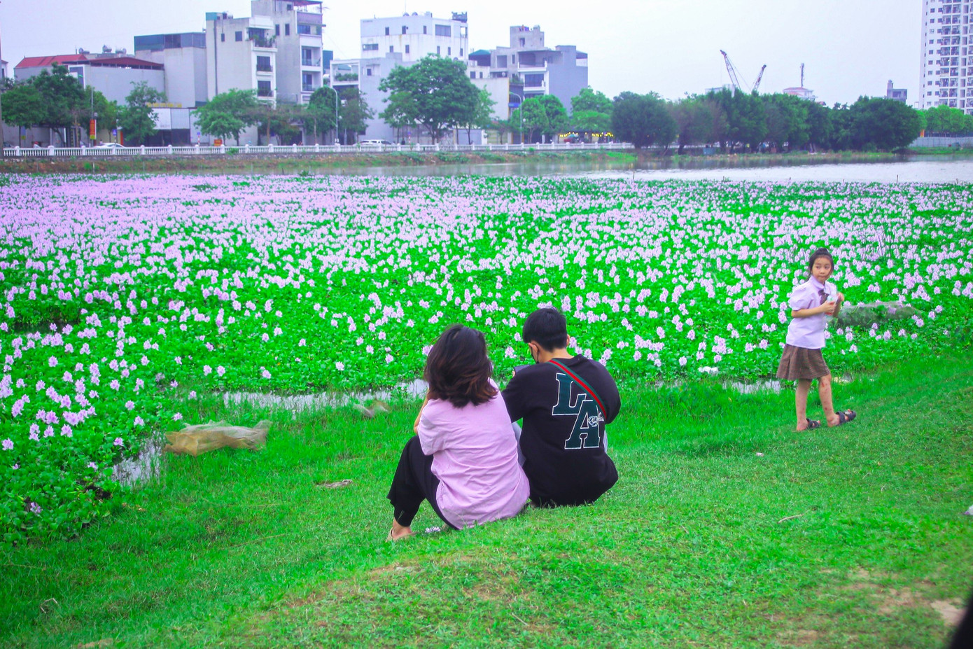 Vào các buổi chiều, nơi đây lại quy tụ nhiều người tới tham quan và hít thở không khí dịu nhẹ. Vào các buổi chiều, nơi đây lại quy tụ nhiều người tới tham quan và hít thở không khí dịu nhẹ.
