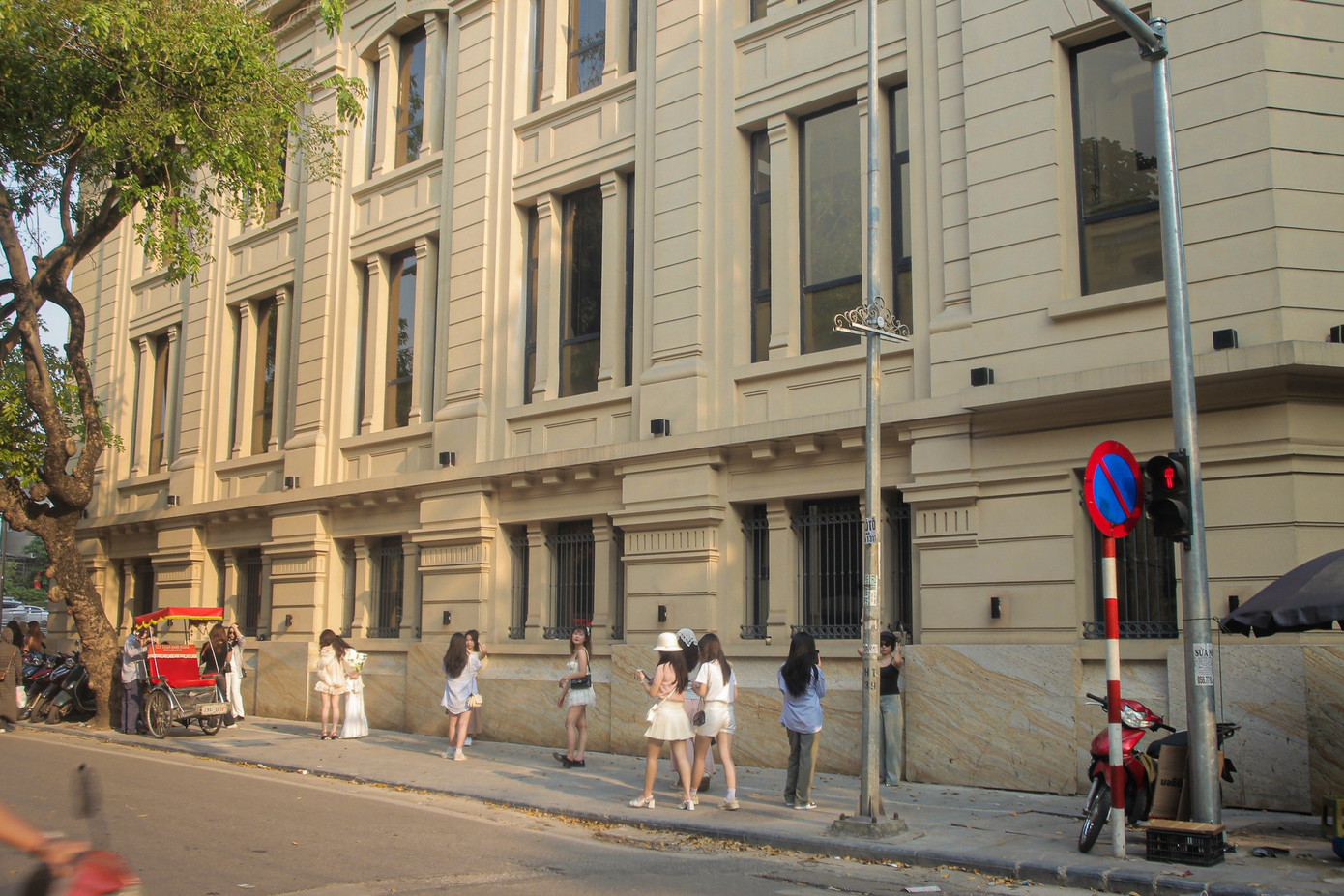 Nằm trên con phố Lò Sũ, Hoàn Kiếm, bức tường bên hông trụ sở Ủy ban Chứng khoán Nhà nước với thiết kế vừa cổ điển vừa hiện đại cho ra những bức ảnh như lạc vào Thượng Hải (Trung Quốc) thu hút rất đông các bạn trẻ đến chụp ảnh.