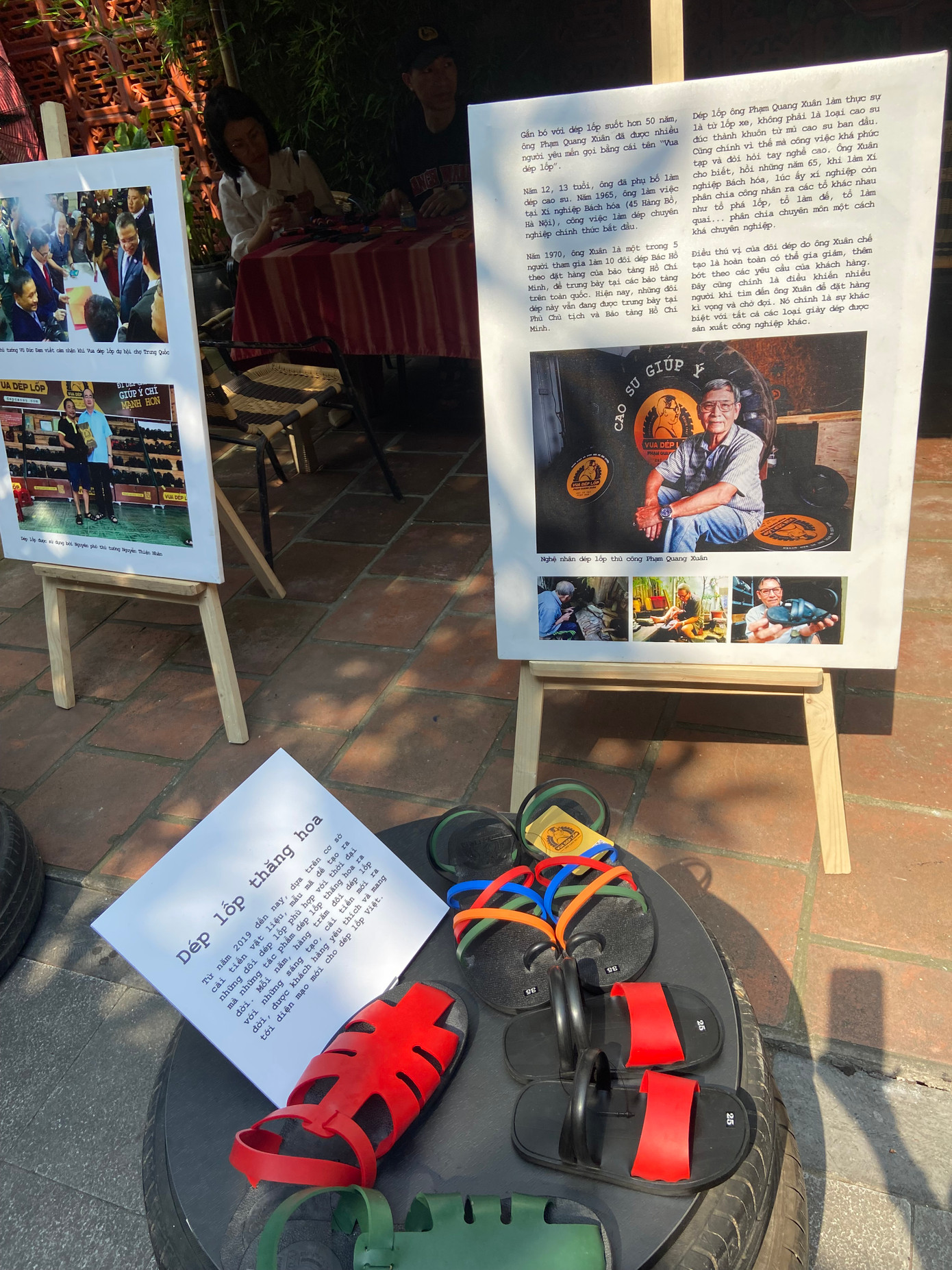 Những đôi dép cao su ngày nay được cải tiến theo nhiều hình thức khác nhau để hợp với thời thế hơn nhưng vẫn mang cho mình sự bền bỉ.