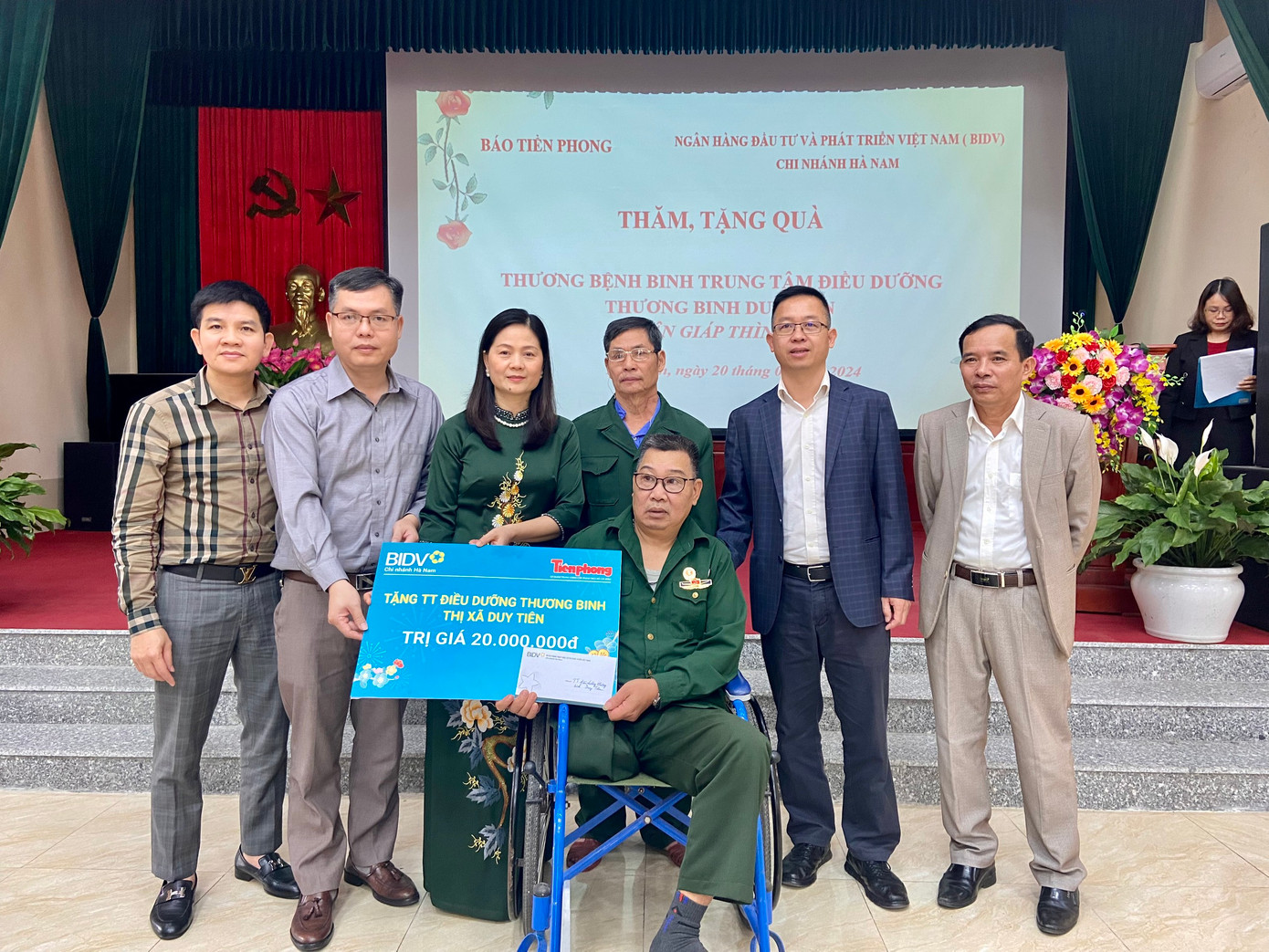 Tại Trung tâm điều dưỡng Thương binh Duy Tiên, đoàn công tác Báo Tiền Phong và đoàn công tác Ngân hàng BIDV chi nhánh Hà Nam đã trao quà cho các cô chú cựu thanh niên xung phong, thương bệnh binh đang điều trị tại trung tâm.