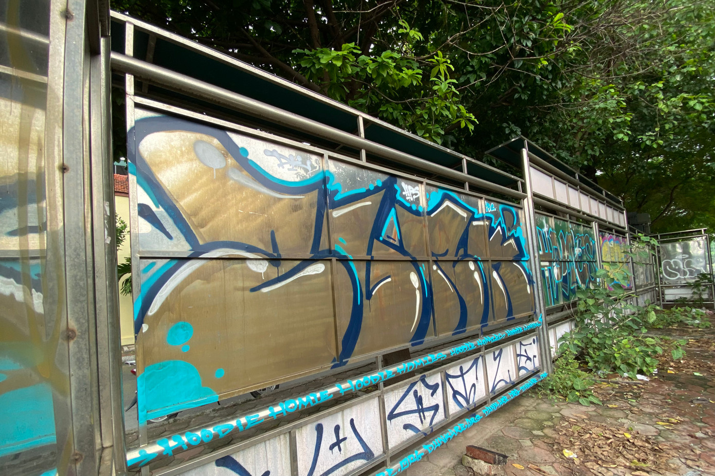 Nhiều "họa sĩ đường phố" còn tận dụng khoảng trống lớn đằng sau của những biển quảng cáo để "trổ tài" hội họa.