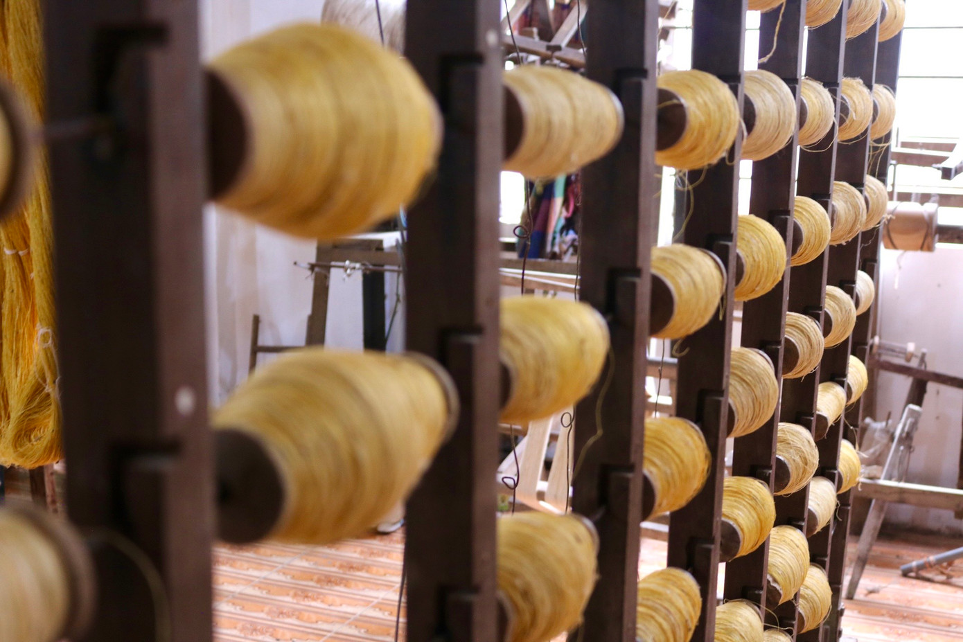 Những cuộn tơ vàng óng được phơi lên cao cho khô và chờ đem đi dệt. Những cuộn tơ vàng óng được phơi lên cao cho khô và chờ đem đi dệt.