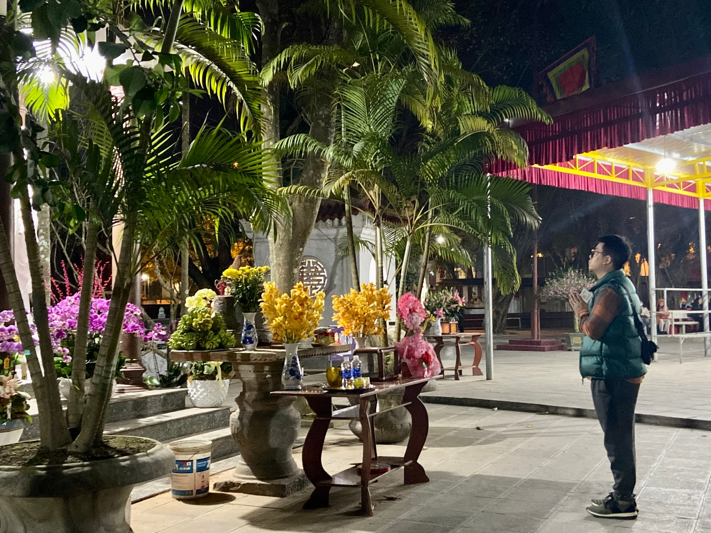 Anh Trần Văn Anh chia sẻ: "Hàng năm tôi đều theo đoàn đến đền Sòng để dâng hương cầu nguyện. Trước hết là cầu cho gia đình nhiều sức khỏe, may mắn và sau đó là cầu cho bản thân có những bước phát triển trong năm mới".