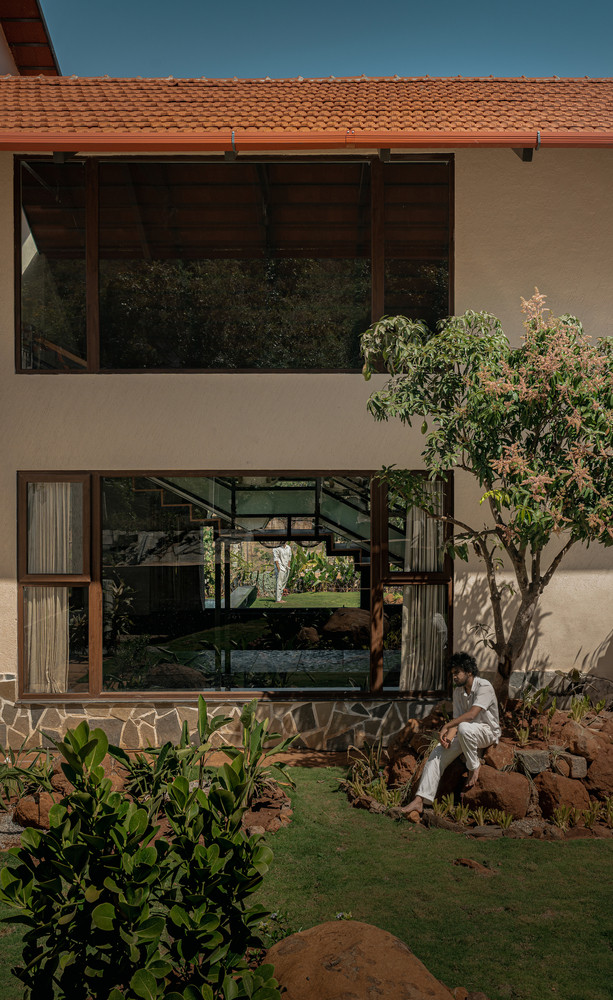 Tính bền vững của ngôi nhà được xem xét kỹ lưỡng. Những thiết kế đan xen bằng vật liệu bản địa như đá laterite làm tường, đá kota làm sàn, tường trát bùn phủ vôi mang đến cảm giác ấm áp tự nhiên. Tính bền vững của ngôi nhà được xem xét kỹ lưỡng. Những thiết kế đan xen bằng vật liệu bản địa như đá laterite làm tường, đá kota làm sàn, tường trát bùn phủ vôi mang đến cảm giác ấm áp tự nhiên.