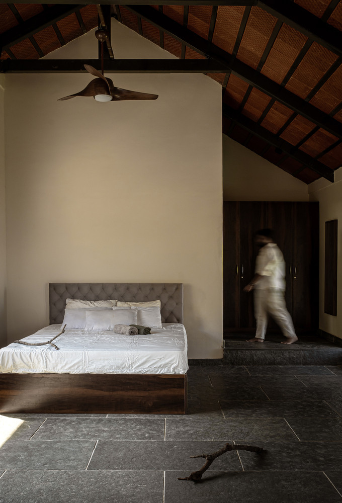 Về không gian, ngôi nhà được sắp đặt thành chuỗi các khối chức năng liên kết, khéo léo "gói" lại những góc nhìn tinh tế ra những triền đồi phủ đầy cây xanh, nuôi dưỡng cảm giác kết nối liên tục với thiên nhiên. Về không gian, ngôi nhà được sắp đặt thành chuỗi các khối chức năng liên kết, khéo léo "gói" lại những góc nhìn tinh tế ra những triền đồi phủ đầy cây xanh, nuôi dưỡng cảm giác kết nối liên tục với thiên nhiên.