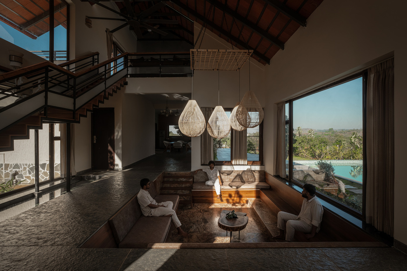 Ở trung tâm là sảnh chính, kết nối với phòng khách, bếp và phòng ăn theo một trục duy nhất, không bị chia cắt bởi các bức tường, tạo nên cảm giác chiều sâu và sự mở rộng không gian. Ở trung tâm là sảnh chính, kết nối với phòng khách, bếp và phòng ăn theo một trục duy nhất, không bị chia cắt bởi các bức tường, tạo nên cảm giác chiều sâu và sự mở rộng không gian.