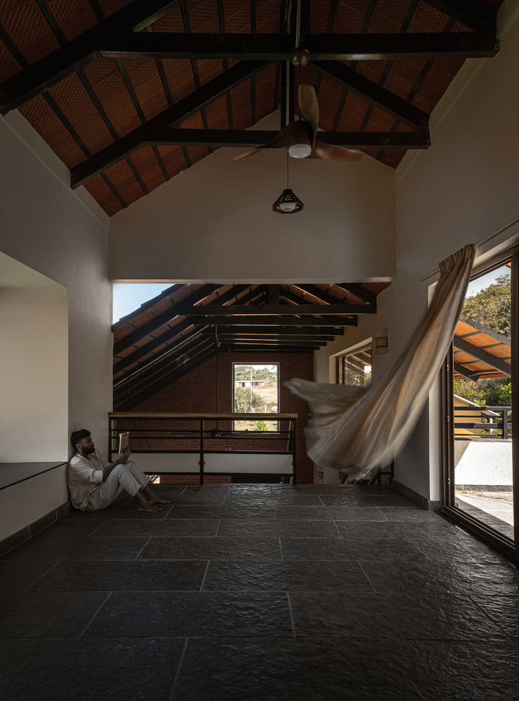 Tầng một là không gian sinh hoạt chung cho gia đình, nhìn xuống phòng khách phía dưới và một phòng ngủ chính linh hoạt có thể vận hành như một không gian riêng biệt hoặc tích hợp trong tổng thể không gian sinh hoạt. Tầng một là không gian sinh hoạt chung cho gia đình, nhìn xuống phòng khách phía dưới và một phòng ngủ chính linh hoạt có thể vận hành như một không gian riêng biệt hoặc tích hợp trong tổng thể không gian sinh hoạt.