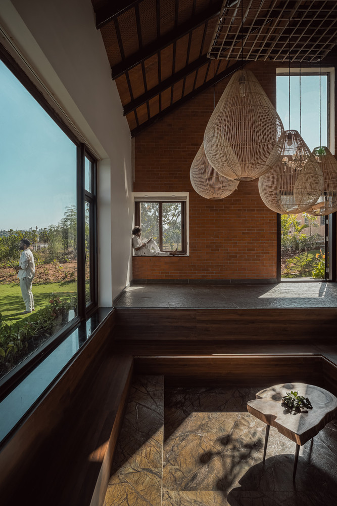 Tầng một là không gian sinh hoạt chung cho gia đình, nhìn xuống phòng khách phía dưới và một phòng ngủ chính linh hoạt có thể vận hành như một không gian riêng biệt hoặc tích hợp trong tổng thể không gian sinh hoạt. Tầng một là không gian sinh hoạt chung cho gia đình, nhìn xuống phòng khách phía dưới và một phòng ngủ chính linh hoạt có thể vận hành như một không gian riêng biệt hoặc tích hợp trong tổng thể không gian sinh hoạt.