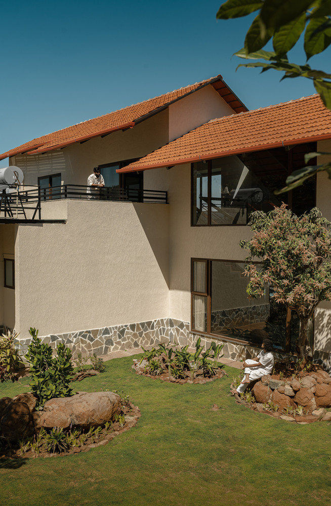 Ngôi nhà được bố trí theo trục Đông - Tây, mở rộng về phía Bắc với tầm nhìn không giới hạn ra hồ bơi - điểm nhấn yên bình có thể tiếp cận dễ dàng từ tất cả các không gian chung. Ngôi nhà được bố trí theo trục Đông - Tây, mở rộng về phía Bắc với tầm nhìn không giới hạn ra hồ bơi - điểm nhấn yên bình có thể tiếp cận dễ dàng từ tất cả các không gian chung.