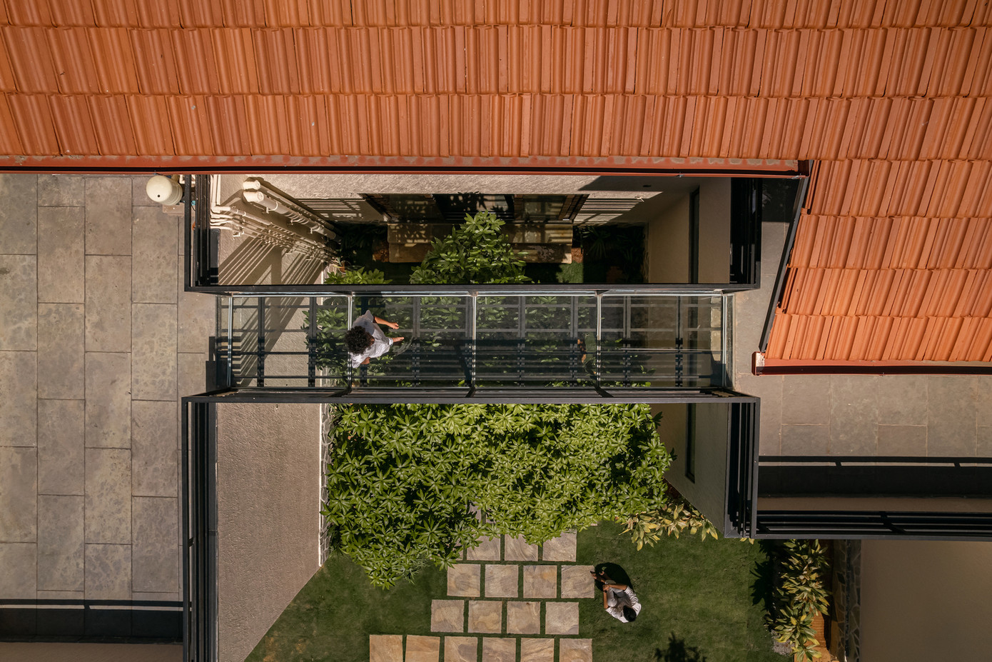 Kiến trúc khuyến khích sự chuyển động linh hoạt giữa bên trong và bên ngoài, cho phép người ở cảm nhận trọn vẹn những biến chuyển tinh tế của cảnh quan - từ buổi sớm sương mù đến buổi chiều ngập nắng. Kiến trúc khuyến khích sự chuyển động linh hoạt giữa bên trong và bên ngoài, cho phép người ở cảm nhận trọn vẹn những biến chuyển tinh tế của cảnh quan - từ buổi sớm sương mù đến buổi chiều ngập nắng.