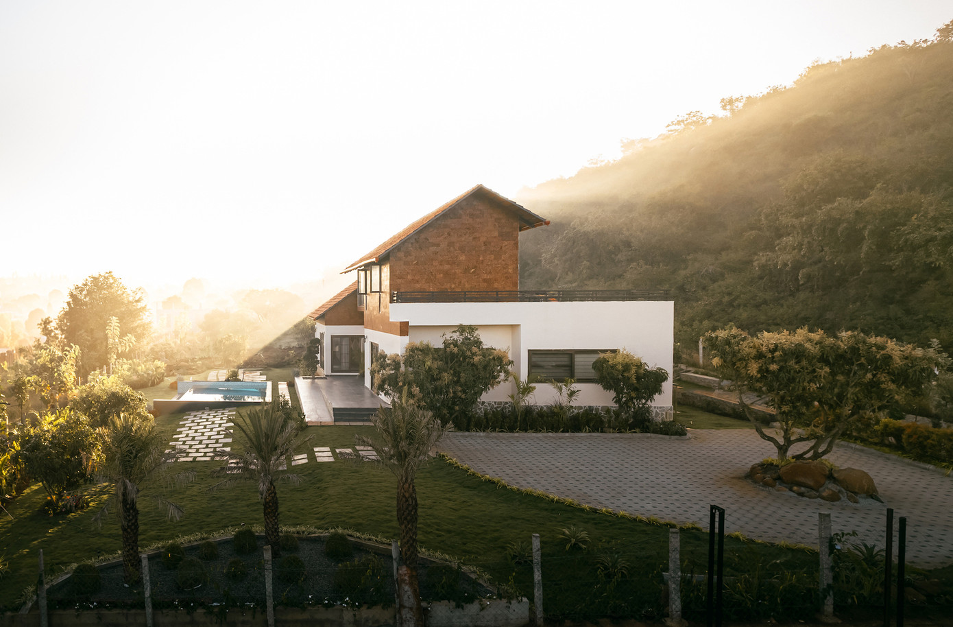 Các giải pháp thiết kế bị động như thông gió chéo, sân trong có bóng râm, định hướng nhà hợp lý,... giúp cho công trình thích nghi với khí hậu nóng khô, tăng cường sự thoải mái cho không gian sống mà không tiêu tốn quá nhiều năng lượng. Các giải pháp thiết kế bị động như thông gió chéo, sân trong có bóng râm, định hướng nhà hợp lý,... giúp cho công trình thích nghi với khí hậu nóng khô, tăng cường sự thoải mái cho không gian sống mà không tiêu tốn quá nhiều năng lượng.