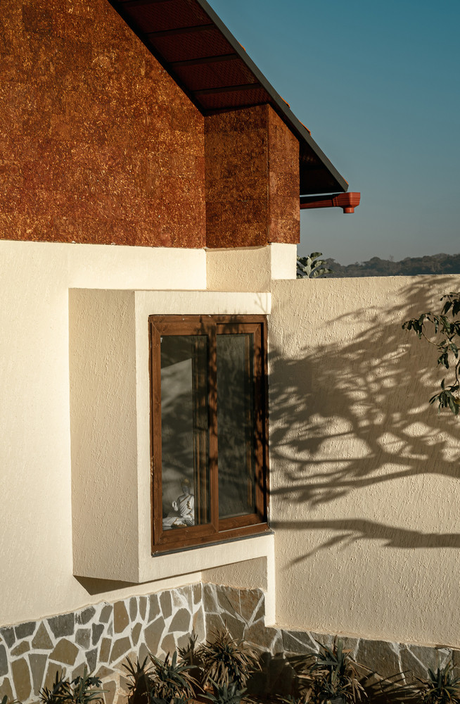 Ngôi nhà được bố trí theo trục Đông - Tây, mở rộng về phía Bắc với tầm nhìn không giới hạn ra hồ bơi - điểm nhấn yên bình có thể tiếp cận dễ dàng từ tất cả các không gian chung. Ngôi nhà được bố trí theo trục Đông - Tây, mở rộng về phía Bắc với tầm nhìn không giới hạn ra hồ bơi - điểm nhấn yên bình có thể tiếp cận dễ dàng từ tất cả các không gian chung.