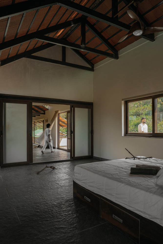 Về không gian, ngôi nhà được sắp đặt thành chuỗi các khối chức năng liên kết, khéo léo "gói" lại những góc nhìn tinh tế ra những triền đồi phủ đầy cây xanh, nuôi dưỡng cảm giác kết nối liên tục với thiên nhiên. Về không gian, ngôi nhà được sắp đặt thành chuỗi các khối chức năng liên kết, khéo léo "gói" lại những góc nhìn tinh tế ra những triền đồi phủ đầy cây xanh, nuôi dưỡng cảm giác kết nối liên tục với thiên nhiên.