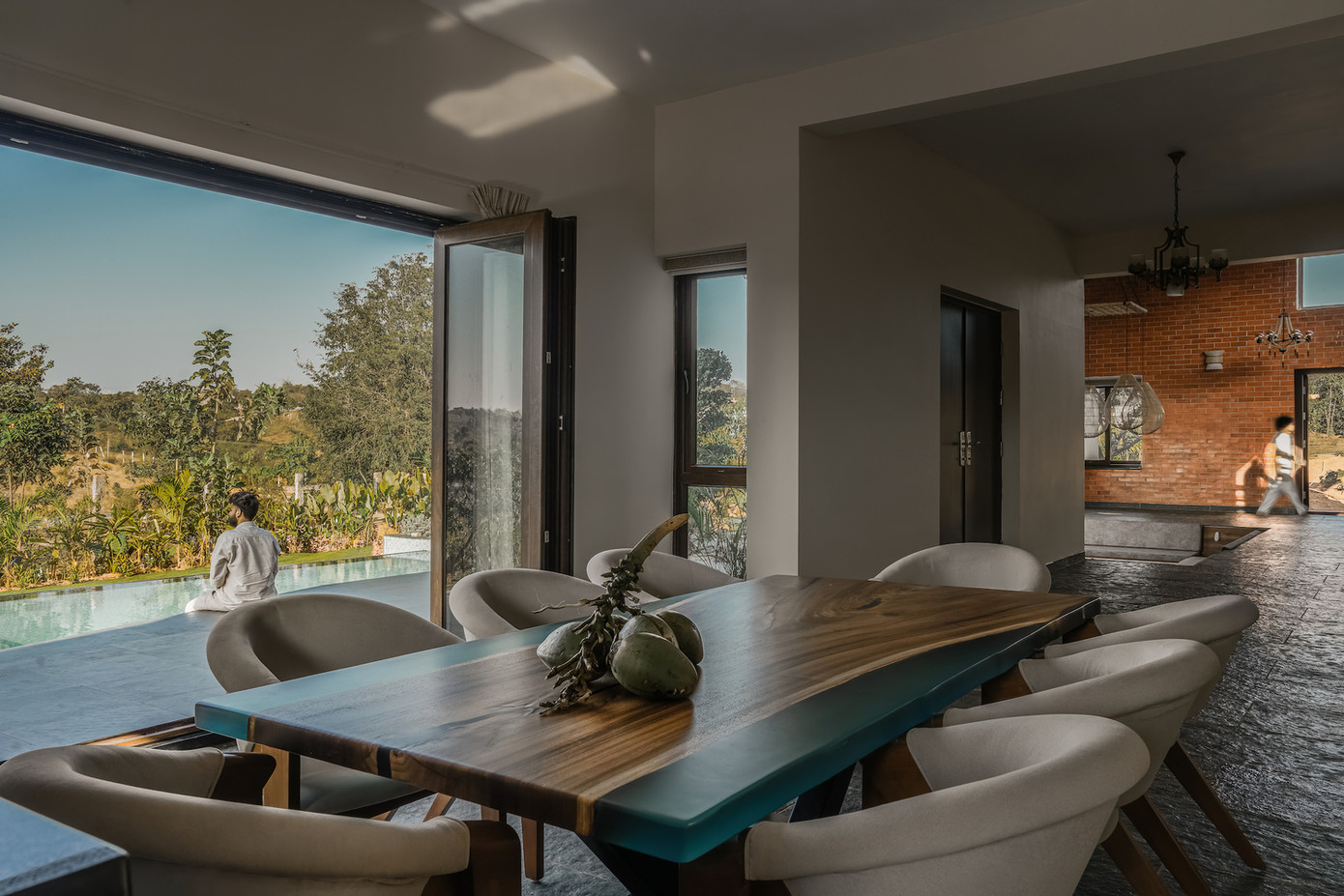 Tầng trệt bao gồm sảnh, phòng khách, bếp, phòng ăn và một phòng ngủ cho khách. Tầng trệt bao gồm sảnh, phòng khách, bếp, phòng ăn và một phòng ngủ cho khách.