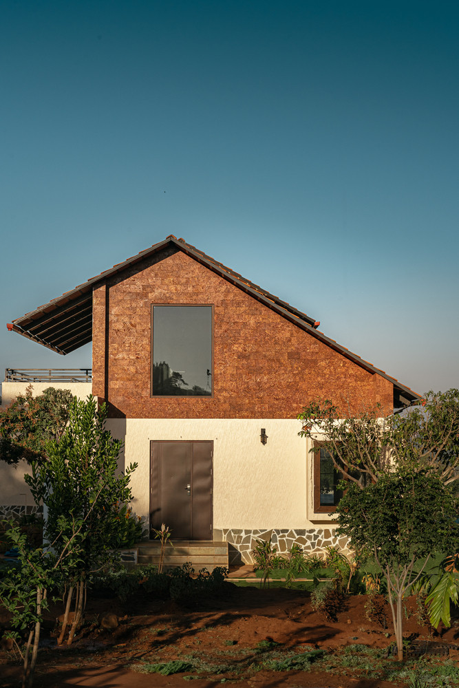 Tính bền vững của ngôi nhà được xem xét kỹ lưỡng. Những thiết kế đan xen bằng vật liệu bản địa như đá laterite làm tường, đá kota làm sàn, tường trát bùn phủ vôi mang đến cảm giác ấm áp tự nhiên. Tính bền vững của ngôi nhà được xem xét kỹ lưỡng. Những thiết kế đan xen bằng vật liệu bản địa như đá laterite làm tường, đá kota làm sàn, tường trát bùn phủ vôi mang đến cảm giác ấm áp tự nhiên.