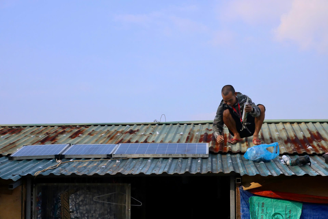 Xóm phao không được cấp điện nên người dân ở đây đa phần đều sử dụng điện năng lượng mặt trời. Mấy hôm trước khi bão đến nhà nào cẩn thận thì đem cất hết tấm pin đi và nay trở về đem ra lắp lại. Xóm phao không được cấp điện nên người dân ở đây đa phần đều sử dụng điện năng lượng mặt trời. Mấy hôm trước khi bão đến nhà nào cẩn thận thì đem cất hết tấm pin đi và nay trở về đem ra lắp lại.