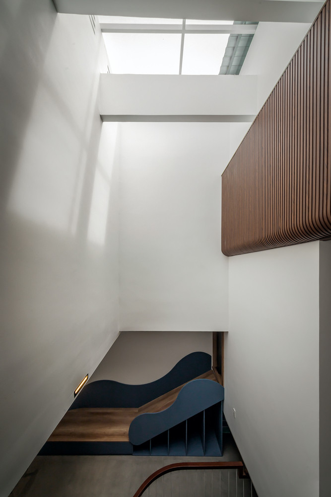 Dưới cầu thang là một góc chơi nhỏ dành cho các bé út, thuận tiện để mẹ vừa quan sát con vừa làm bếp.