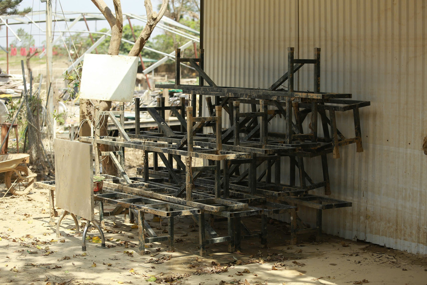 Các tiểu cảnh, trang trí được khắc phục bằng cách lau dọn bùn, sau đó phun sơn lại màu. Theo dự kiến, cần vài tháng để hoàn tất việc dọn dẹp và khôi phục tạm thời, còn quá trình tái xây dựng hoàn toàn có thể kéo dài thêm 1-2 năm.