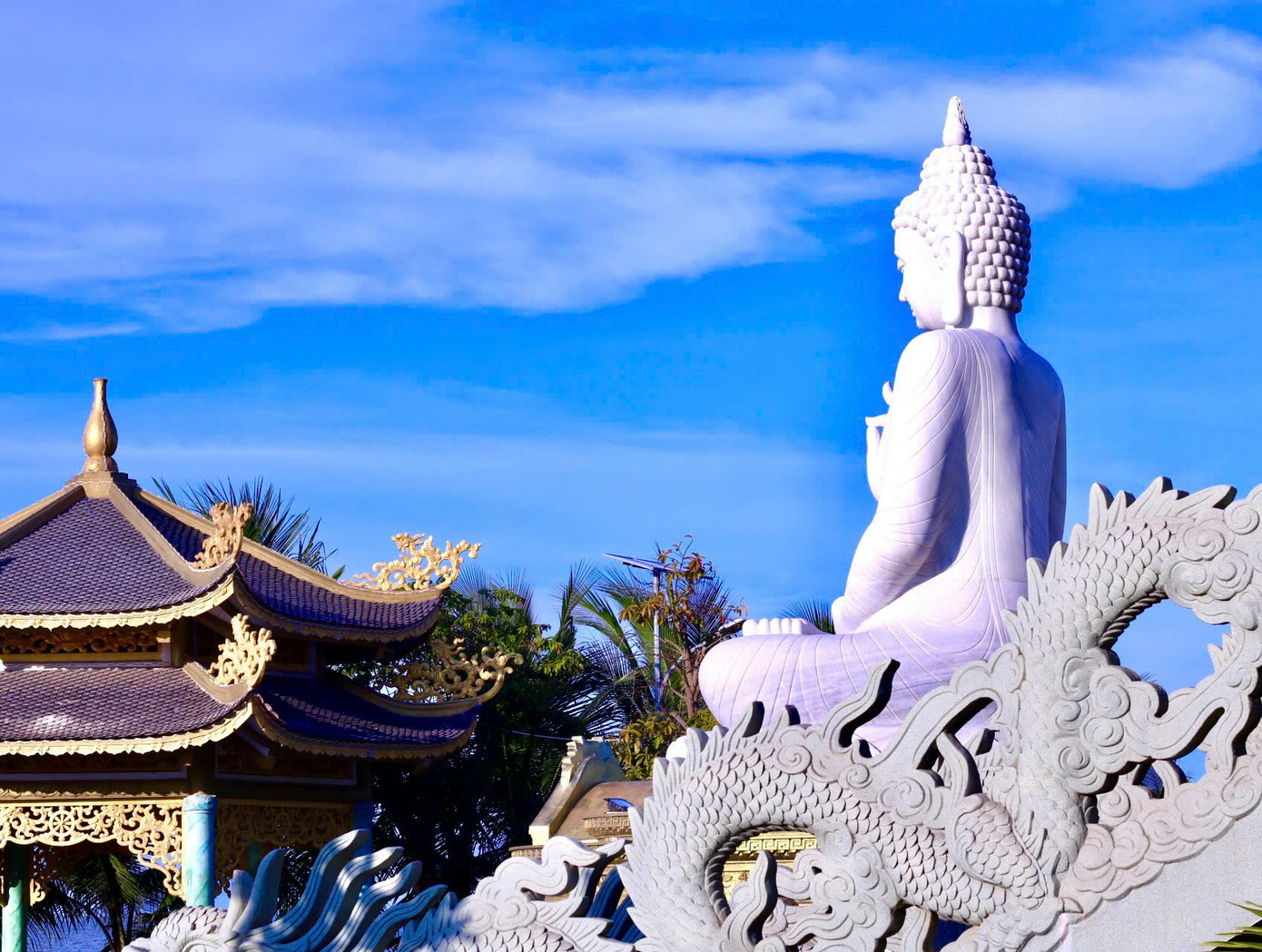 Cảnh quan chùa Bụt luôn khiến du khách đến đây phải mê mẩn.