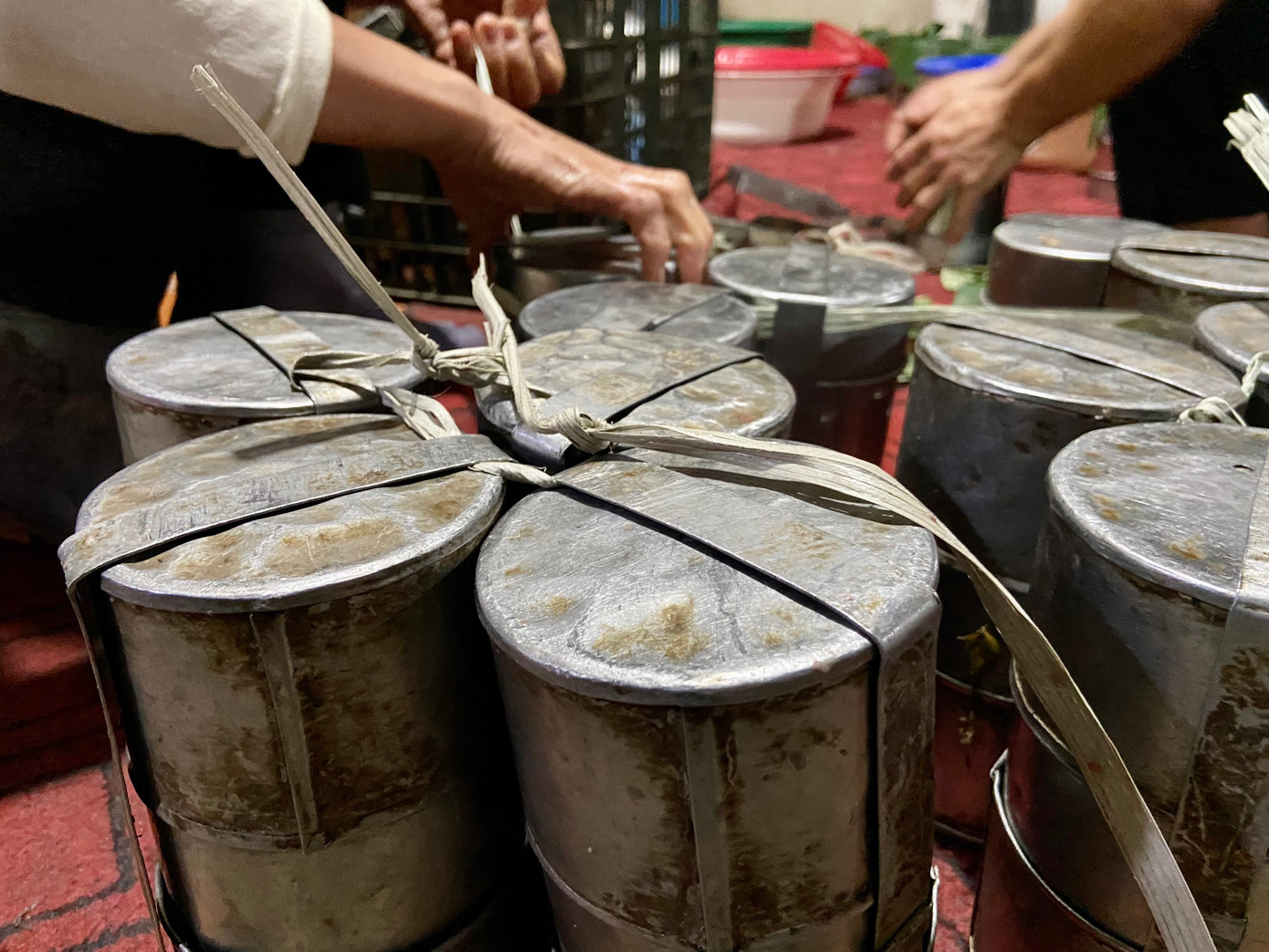 Mỗi một cái giò được gia đình ông bán với giá từ 130.000 - 150.000 đồng. Mỗi một cái giò được gia đình ông bán với giá từ 130.000 - 150.000 đồng.