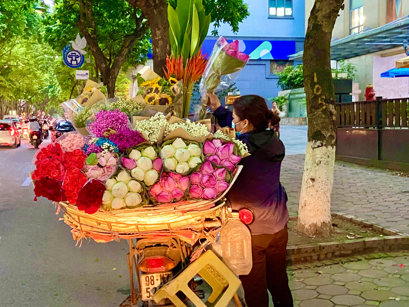 Mỗi bó hoa có giá dao động từ 30.000 - 150.000 đồng tùy loại. Mỗi bó hoa có giá dao động từ 30.000 - 150.000 đồng tùy loại.