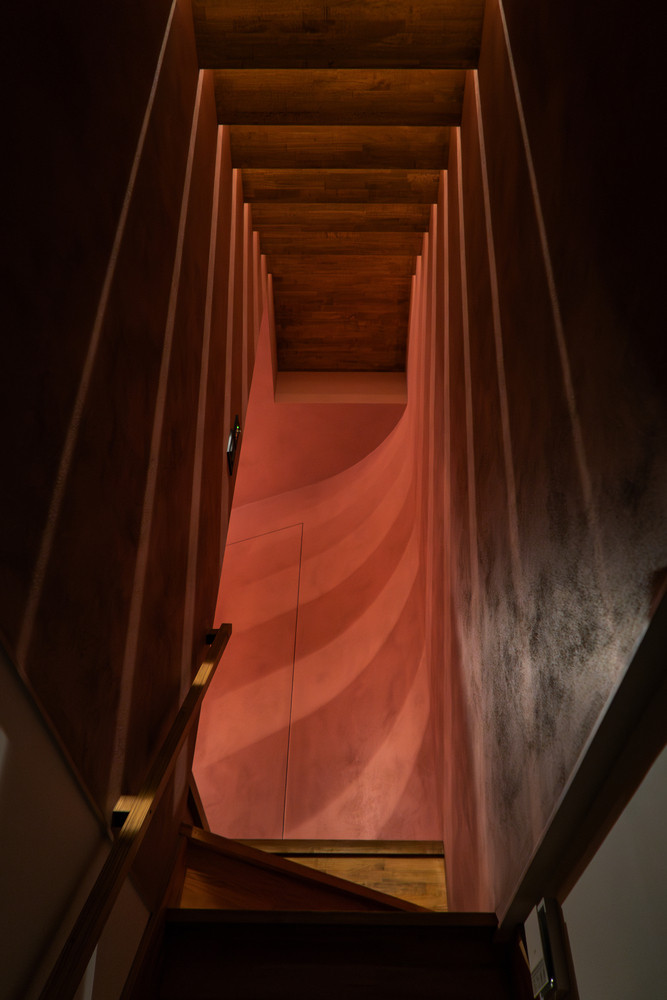 Cầu thang gỗ kết nối các tầng với nhau có diện tích khiêm tốn trong căn hộ.