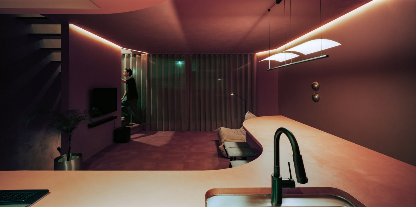 Tầng một được thiết kế với một phòng tắm và kho lưu trữ.