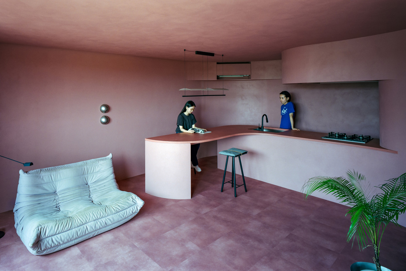 Không thay đổi chức năng của căn nhà, các kiến trúc sư đã khéo léo bố trí các không gian sinh hoạt một cách phù hợp nhất.