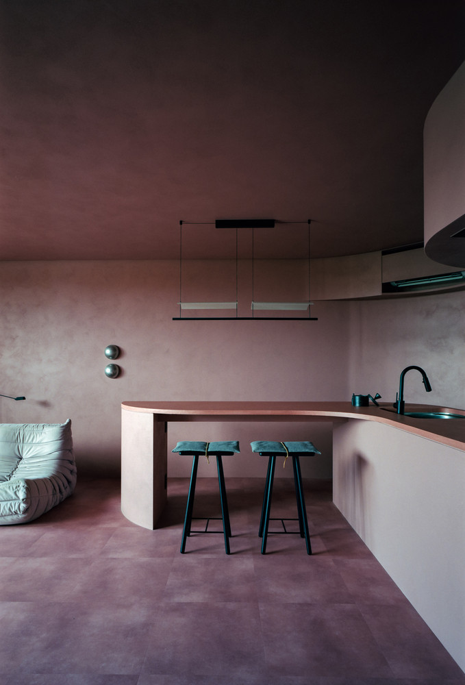 Phòng khách, nhà ăn và nhà bếp được bố trí ở tầng 2 và tầng 3 là các phòng ngủ. Sàn của ngôi nhà được sử dụng loại sàn PVC làm tăng khả năng bảo vệ cũng như tính thẩm mỹ cho công trình.