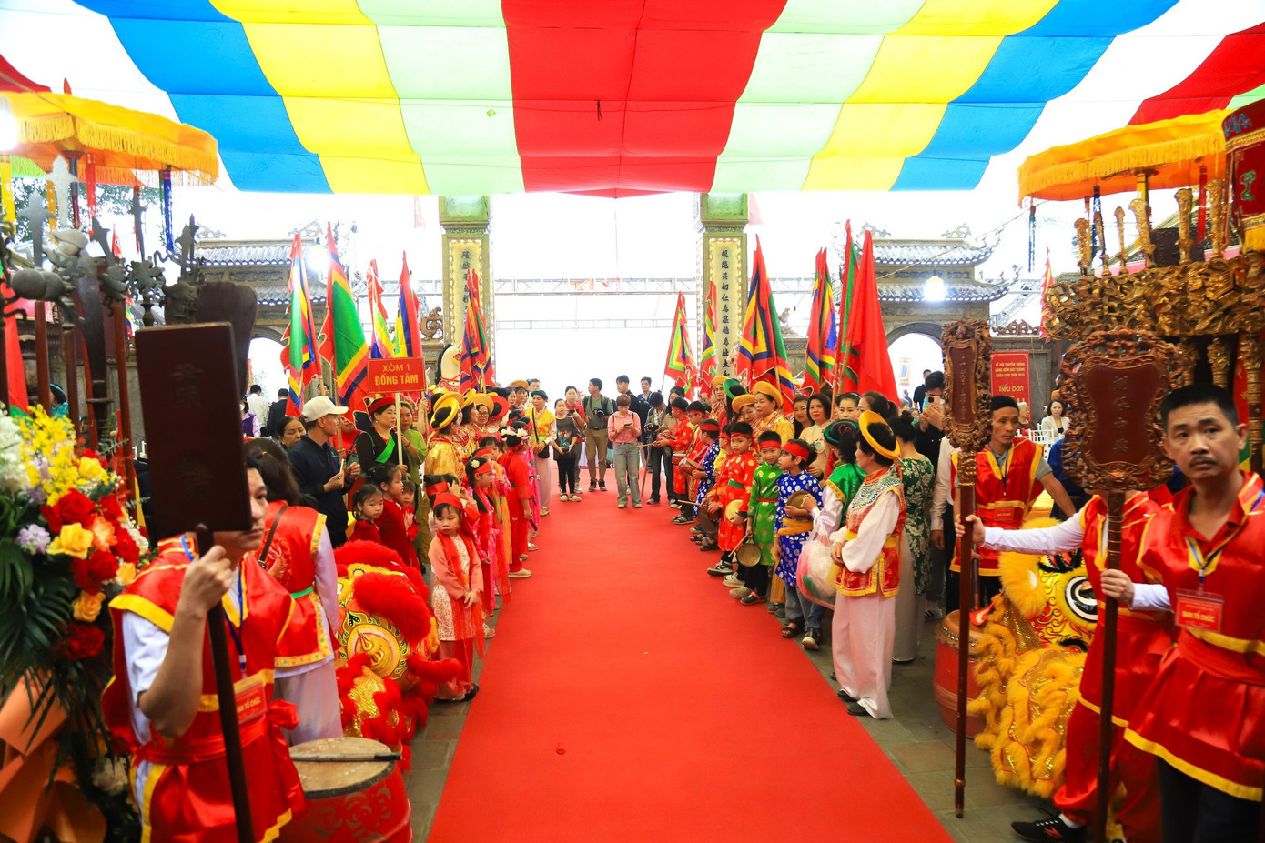 Lễ hội truyền thống làng cổ Bát Tràng là nơi lưu giữ những nét tinh hoa văn hóa dân tộc Việt Nam và trở thành dấu ấn văn hóa độc đáo, nơi người làng Bát Tràng tưởng nhớ công lao đức tổ nghề, tự hào về nghề gốm truyền thống cha ông truyền lại, gửi gắm ước vọng về cuộc sống ấm no, hạnh phúc.