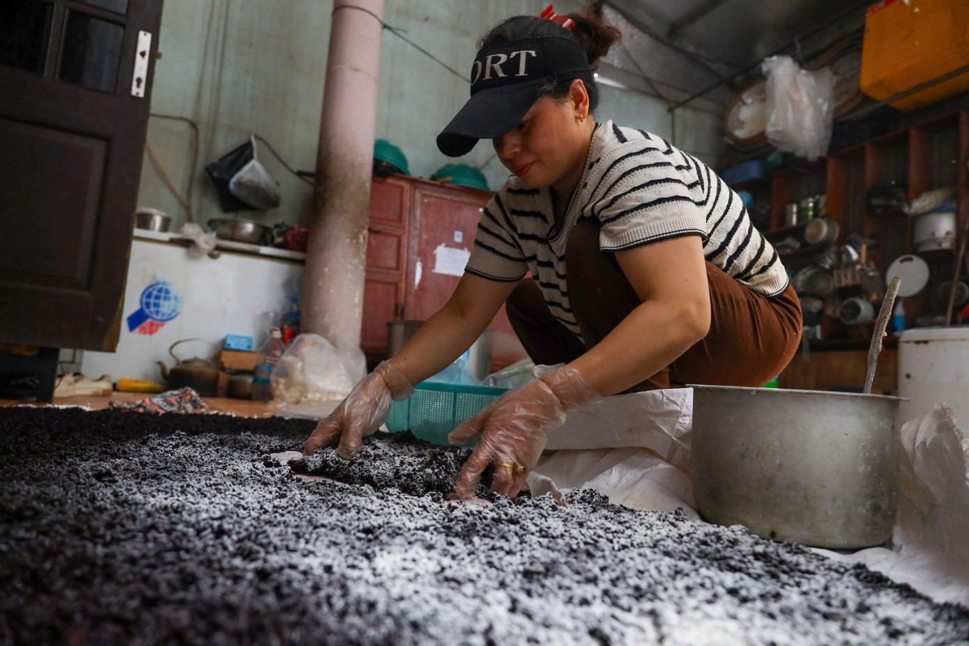 Tết Đoan ngọ (mùng 5 tháng 5 âm lịch) còn được biết với tên gọi Tết diệt sâu bọ, là một trong những ngày lễ quan trọng trong truyền thống người Việt Nam. Vào ngày này, cơm rượu nếp là món ăn không thể thiếu trên mâm cỗ cúng. Trong những ngày này người dân làng xôi Phú Thượng đẩy mạnh chế biến cơm rượu nếp.