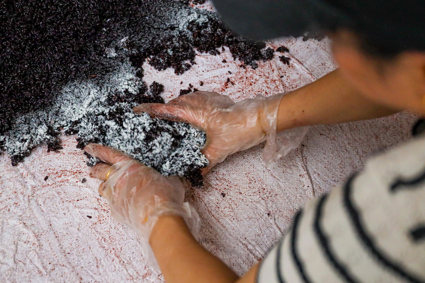 Sau khi rắc men, cơm sẽ được tách thành từng phần để ủ.