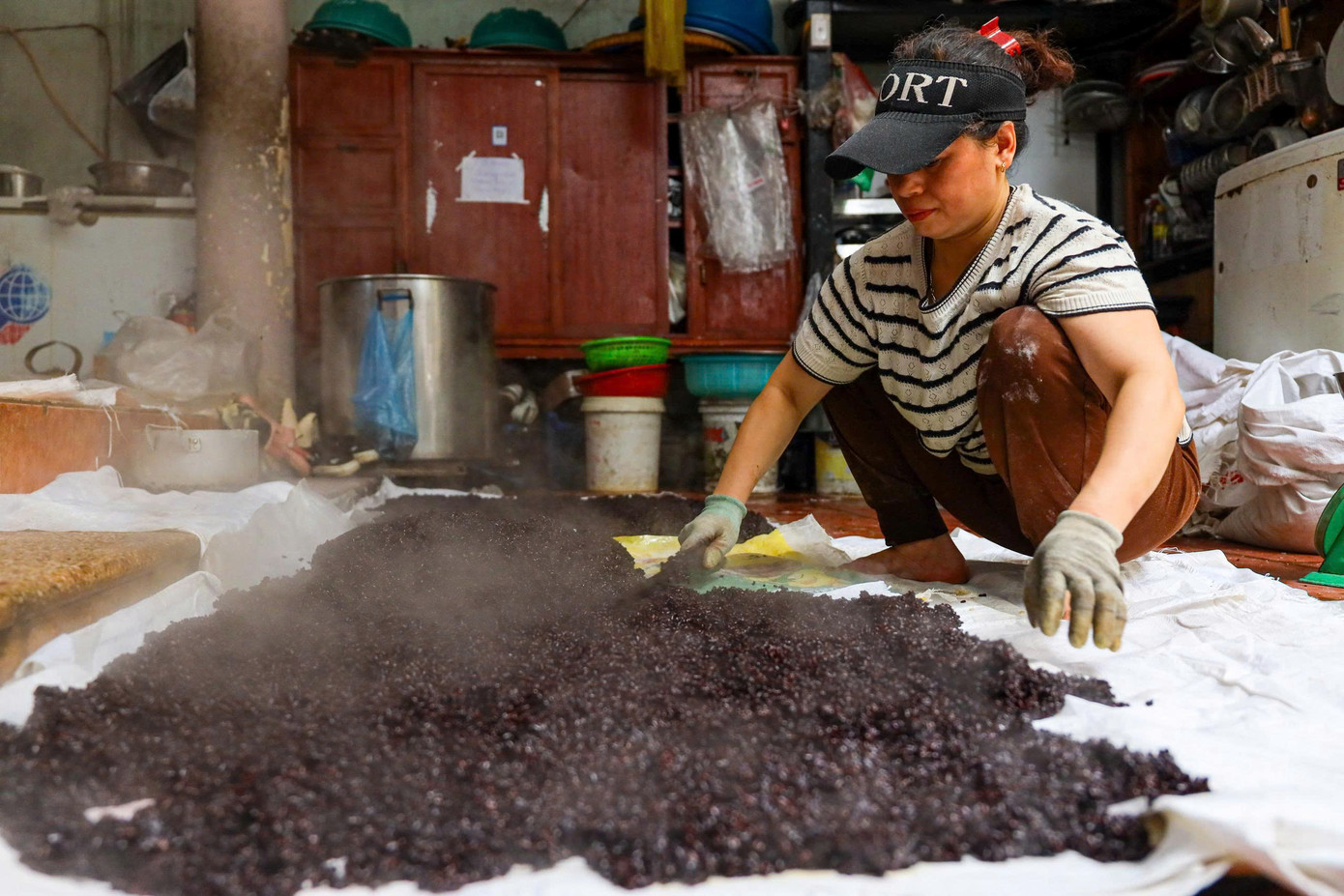 Chị Thuỷ, với kinh nghiệm 15 năm làm rượu nếp cho biết năm nay người dân trong làng bắt đầu ủ cơm rượu sớm hơn mọi năm do lo thời tiết xấu. "Năm nay nhà tôi ủ tổng cộng 3 tạ cơm rượu nếp gồm 2 tạ nếp trắng và 1 tạ nếp cẩm. Tết Đoan ngọ năm này vào cuối tuần nên rất đông khách, tính đến giờ tôi đã bán được hơn 3 tạ cơm rượu và lượng khách vẫn chưa giảm", chị Thuỷ cho biết.".