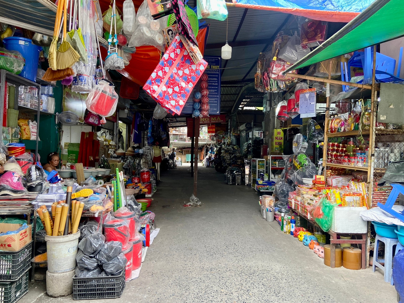 Hiện nay, tầng 1 là nơi hoạt động chủ yếu. Ở tầng này, tiểu thương bày bán đủ loại hàng hoá từ thực phẩm tươi sống, quần áo, hàng tiêu dùng thiết yếu.