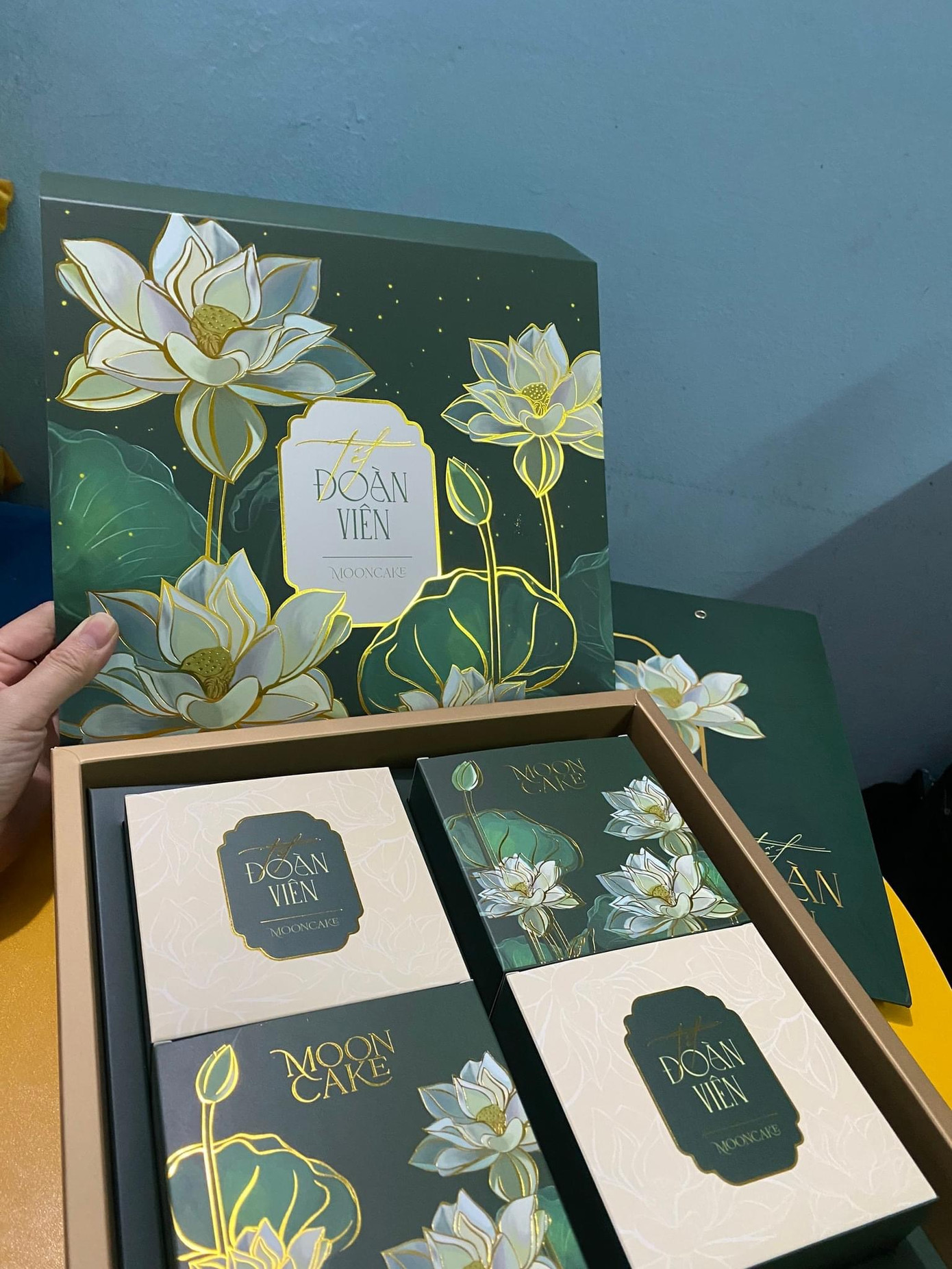 Chi phí đóng hộp bánh vào khoảng 30.000 - 40.000 đồng tùy mẫu mã Chi phí đóng hộp bánh vào khoảng 30.000 - 40.000 đồng tùy mẫu mã