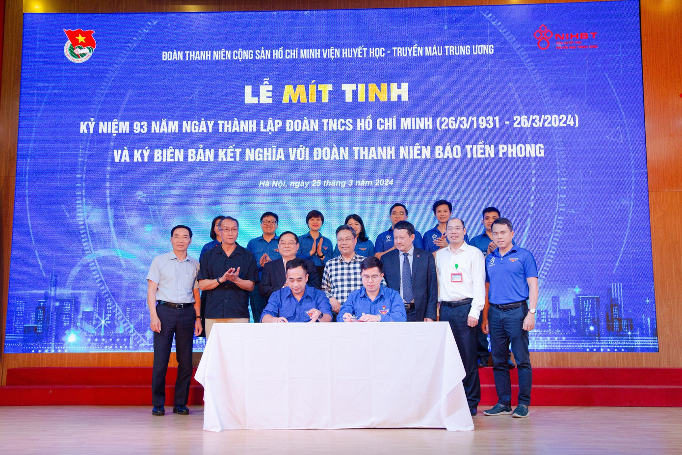 Đoàn Thanh niên Viện Huyết học – Truyền máu Trung ương đã ký kết biên bản kết nghĩa với Đoàn Thanh niên Báo Tiền Phong với sự chứng kiến của Đảng ủy, Ban Lãnh đạo Viện và lãnh đạo báo Tiền Phong.