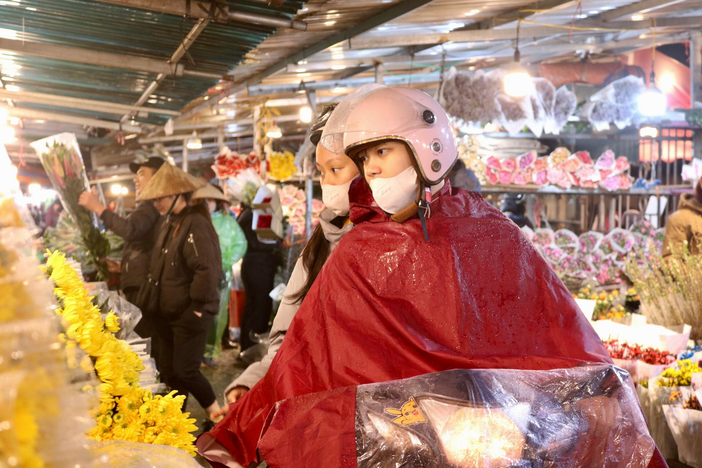 Khách lẻ đến chợ mua hoa cúc cho ngày rằm tháng Giêng.