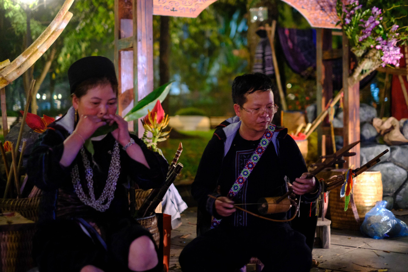 Anh Giàng A Giao (người dân tộc H'Mông) cho biết: "Khi đến với phiên chợ tình, con gái và con trai thường diện những bộ đồ đẹp, chỉn chu nhất và đem theo sợi đay, gùi tre và cả đồ để đến phiên chợ để bán,....Phiên chợ tình của dân tộc tôi còn có nhiều hoạt động khác nữa như đá cầu, thổi lá, hát giao duyên,... Sau mỗi phiên chợ nếu đôi trai gái nào có cảm tình với nhau thì sẽ trao nhau tín vật với lời hẹn gặp mặt ở phiên chợ tiếp theo".