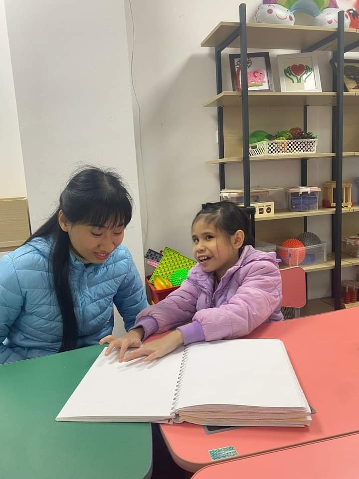 Thành viên trong đội miệt mài dạy các em học chữ nổi và các kỹ năng sống. Thành viên trong đội miệt mài dạy các em học chữ nổi và các kỹ năng sống.