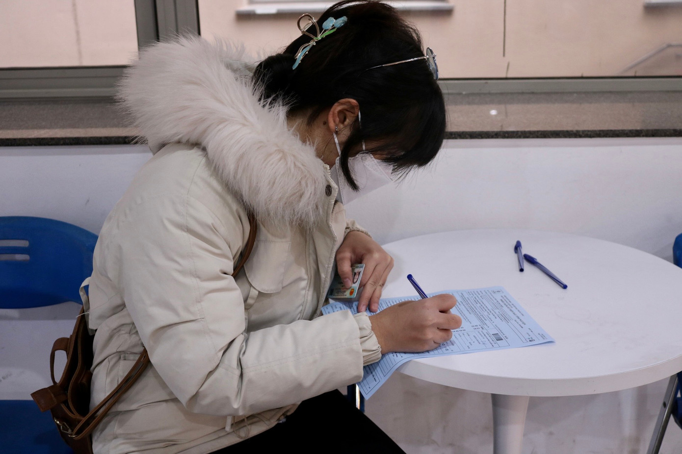 Bạn Đào Thị Thúy Hiền cho biết: "7 rưỡi sáng nay mình đi xe máy từ Thượng Đình qua đây để tham dự hiến máu. Mặc dù trời rất lạnh nhưng khi đến đây mình thấy đã có nhiều người đã hoàn thành thủ tục và đang hiến máu rồi".