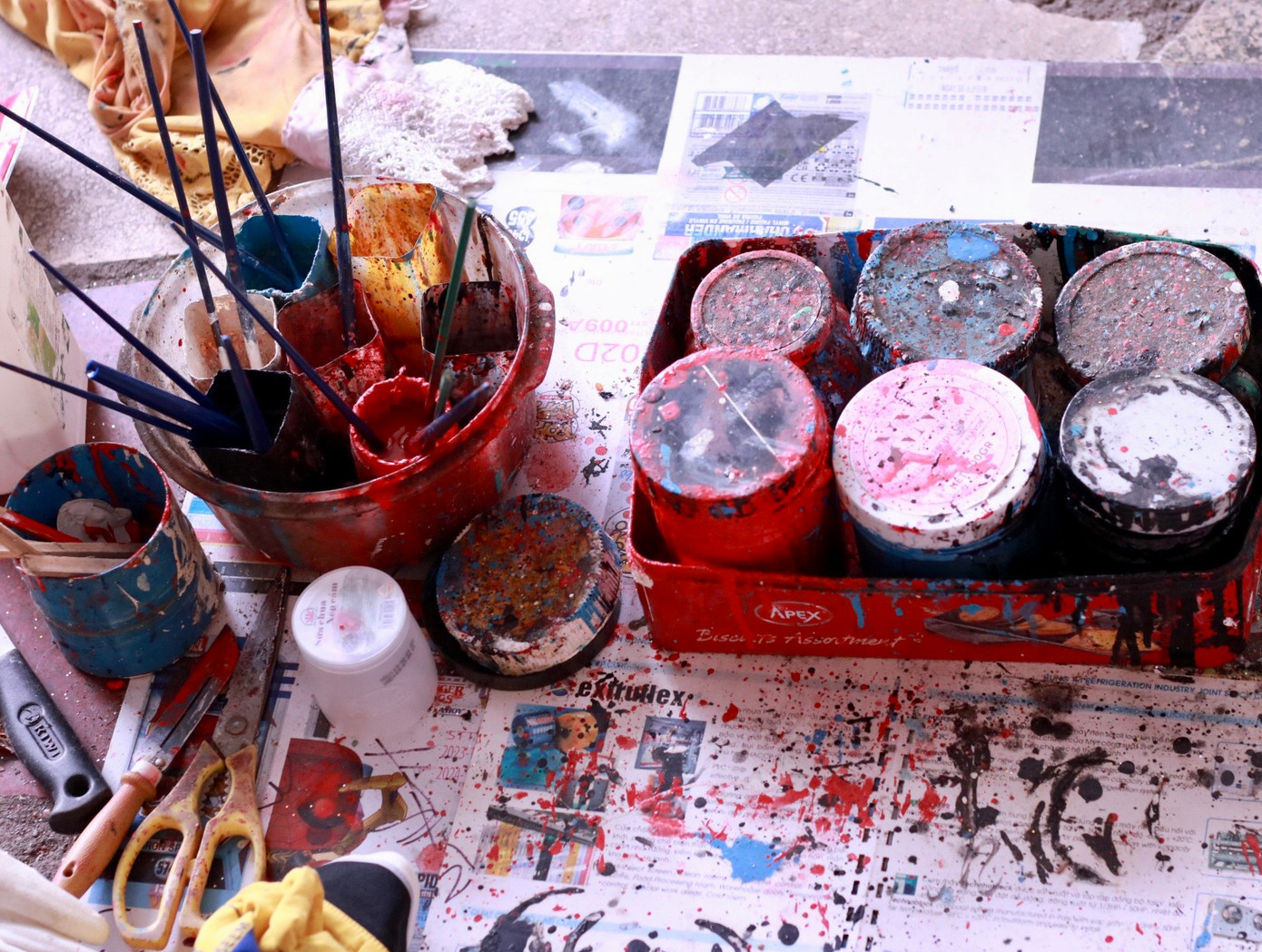 Những năm gần đây, nhiều mặt hàng đồ chơi điện tử có xuất xứ từ Trung Quốc xâm chiếm thị trường Việt Nam và được nhiều bạn nhỏ đón nhận. Điều này khiến cho nghề làm đồ chơi truyền thống nói chung và làm đồ chơi Trung thu nói riêng đứng trước nguy cơ bị mai một, lãng quên. Để thúc đẩy phát triển và gìn giữ cũng như lan tỏa nghề thủ công truyền thống của làng, ông Đông và các thành viên còn tổ chức các tour đón tiếp khách du lịch trong và ngoài nước, tổ chức các buổi trải nghiệm tại các cơ sở, người tham gia sẽ được trực tiếp tham gia vào quy trình sản xuất mặt nạ giấy bồi...