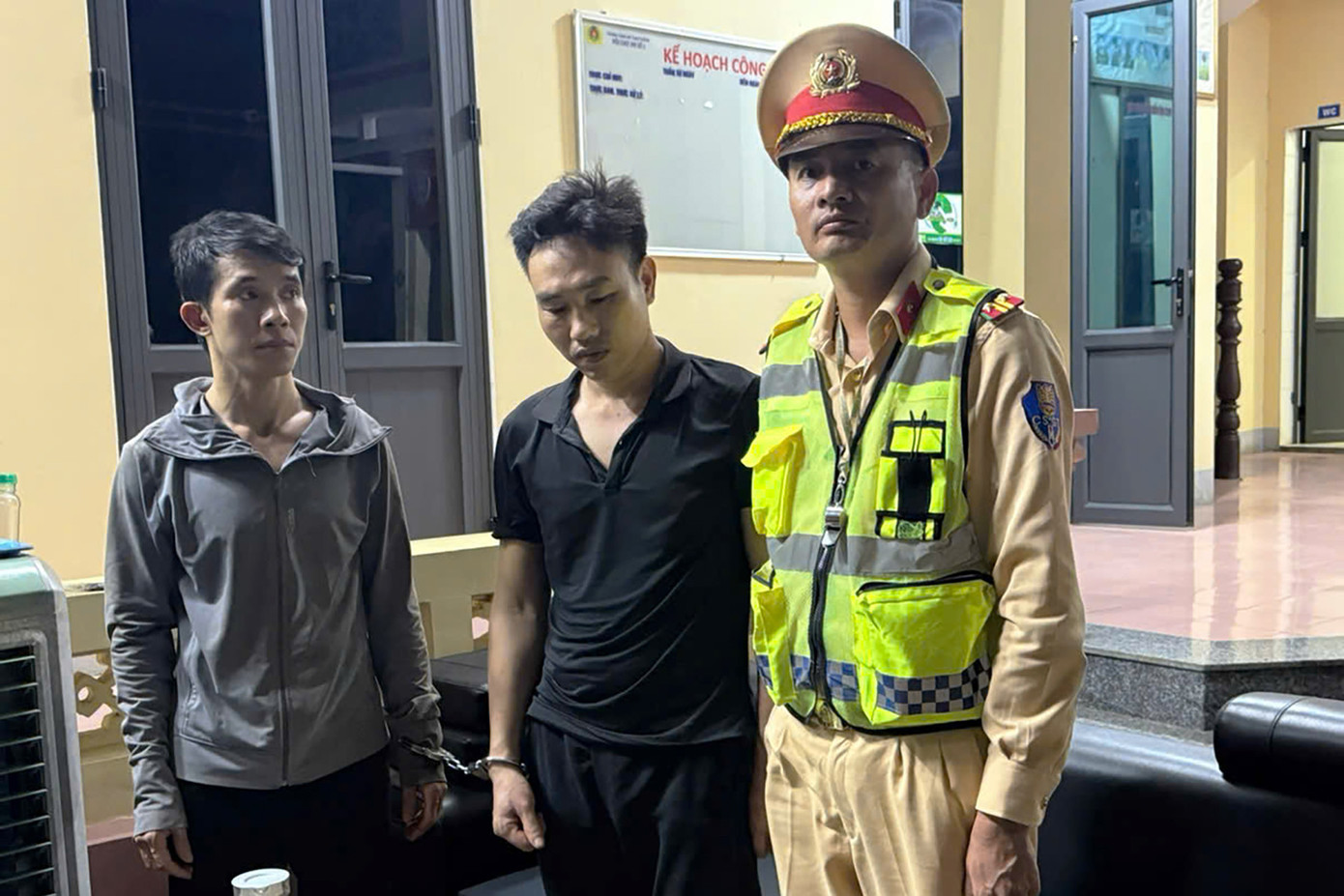 Tổ CSGT đã bắt giữ thành công 2 phạm nhân trốn trại. Ảnh: CACC Tổ CSGT đã bắt giữ thành công 2 phạm nhân trốn trại. Ảnh: CACC