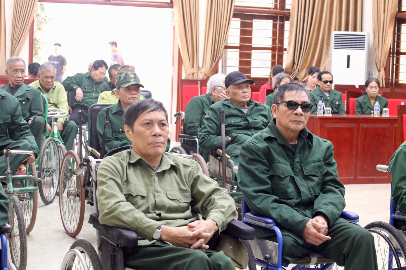 Các cô, chú thương bệnh binh mang trên người những vết thương do chiến tranh để lại, vẫn phải chịu đựng nỗi đau thân thể mỗi khi trái gió trở trời.