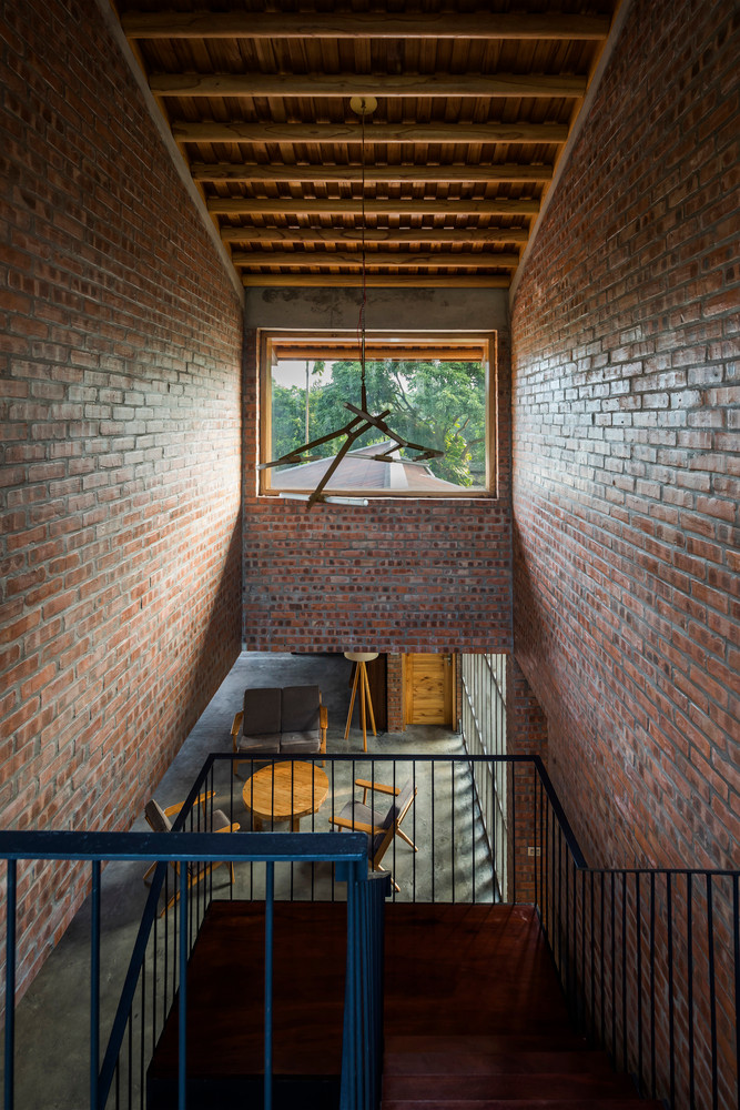 Hướng tiếp cận phía sau từ cửa nhỏ gần khu bếp và kho, tiện dụng cho việc tiếp cận các khu phụ mà không qua cửa chính.