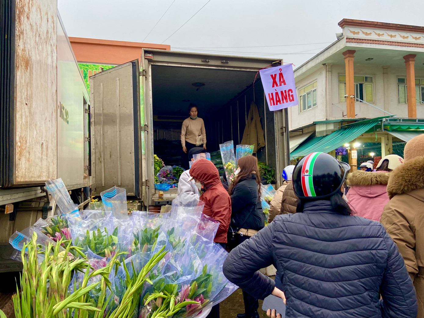 Theo thương lái, loài hoa được các bà nội trợ tìm mua nhiều nhất những ngày này là hoa dơn, hoa ly, cúc và hoa cát tường...